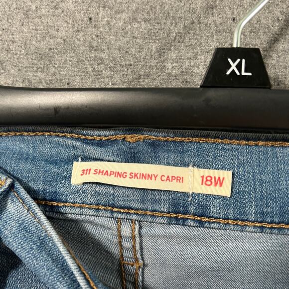 Levi's 311 Shaping Skinny Capri Women's Jeans Blue Denim Light Wash Size 18W - Picture 6 of 10